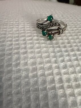 Sterling Silver Emerald and Marcasite Swirl Ring sz 8